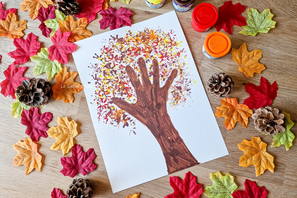 Notre arbre d'automne avec de la peinture et une paille 