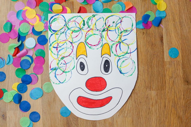 Résultat de notre activité clown aux cheveux peints avec un rouleau de pq