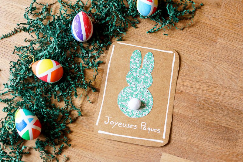 une carte de voeux pour Pâques avec un lapin à feuille à motif