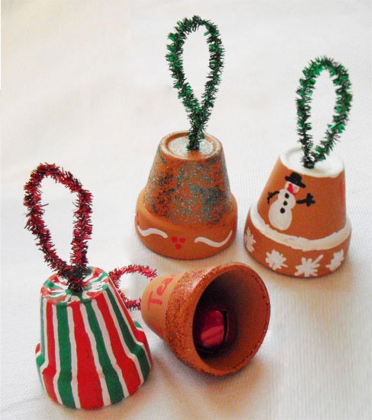 Des grelots ou décorations avec des petits pots en terre cuite
