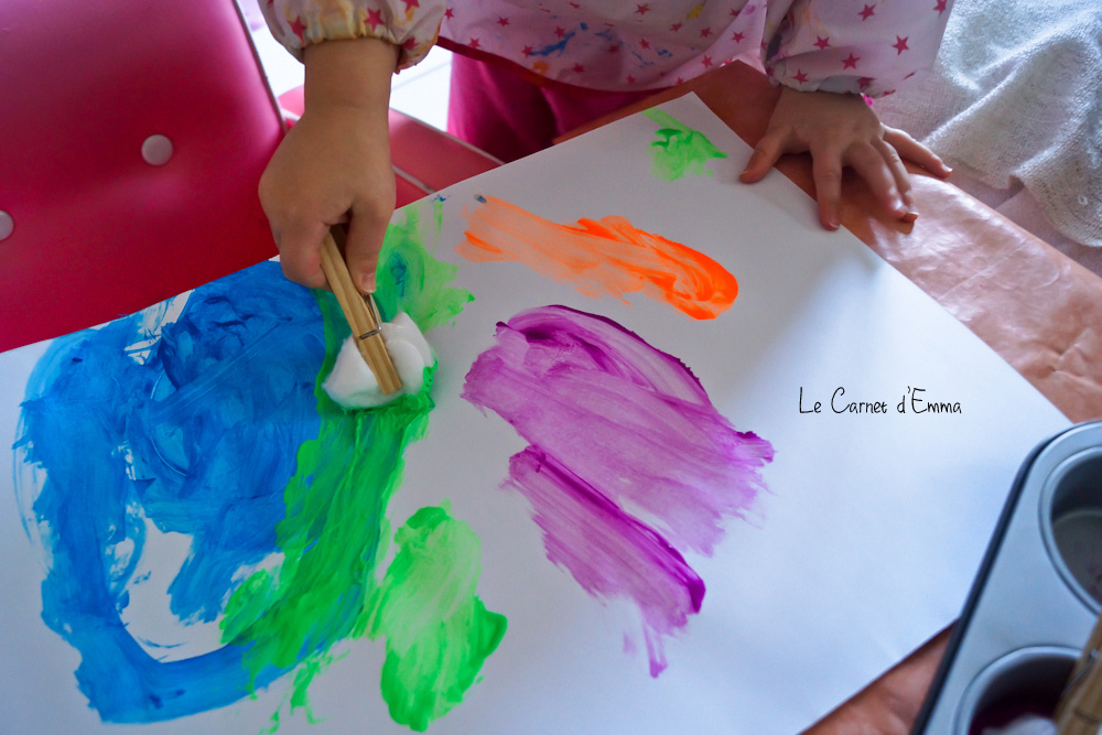 activité manuelle pour enfant, peinture, peindre avec du coton tenu par une pince à linge