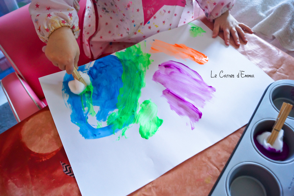 activité manuelle pour enfant, peinture, peindre avec du coton tenu par une pince à linge