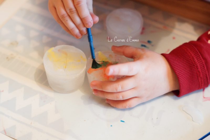 activité manuelle autour de l'hiver Peinture sur des glaçons Peindre sur de la glace Activité enfant à partir de 1 ans. Activité sensorielle