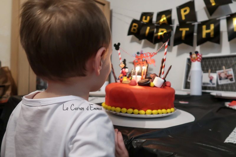 Décoration d'anniversaire sur le thème de Mickey Mousse couleur rouge, noir et jaune Idée et inspiration anniversaire Mickey Mousse 3 ans, happy birthday insipration gâteau