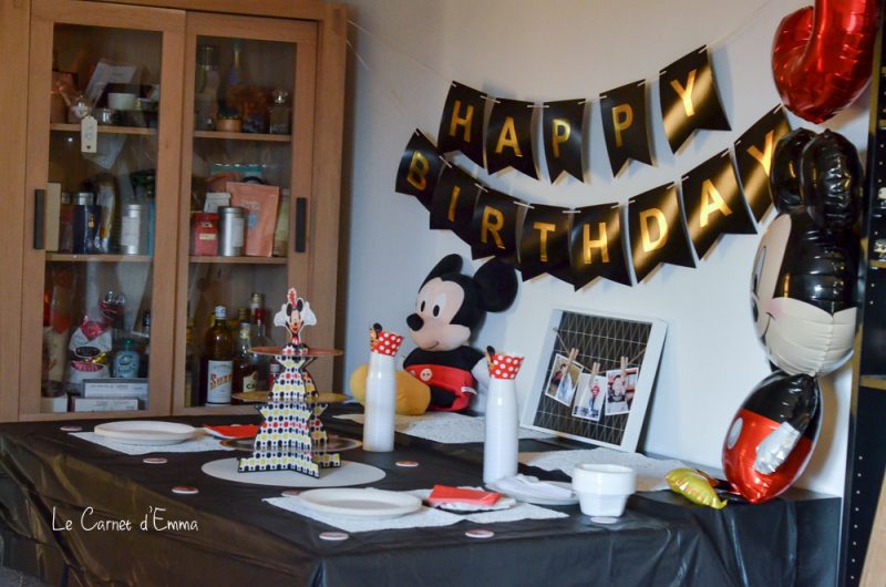 Décoration d'anniversaire sur le thème de Mickey Mousse couleur rouge, noir et jaune Idée et inspiration anniversaire Mickey Mousse 3 ans, happy birthday insipration gâteau