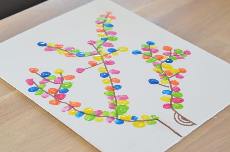 Activité manuelle Activité créative Peinture sur le thème du printemps Peindre un arbre fleuri à l'aide des doigts