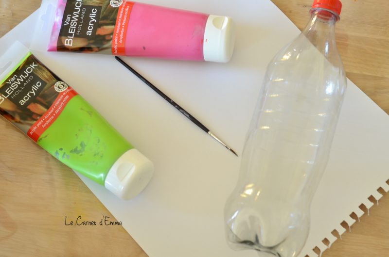 Activité manuelle sur le thème du printemps Réalisation de fleurs en peinture avec le fond d'une bouteille en plastique. Activité créative Activité enfant
