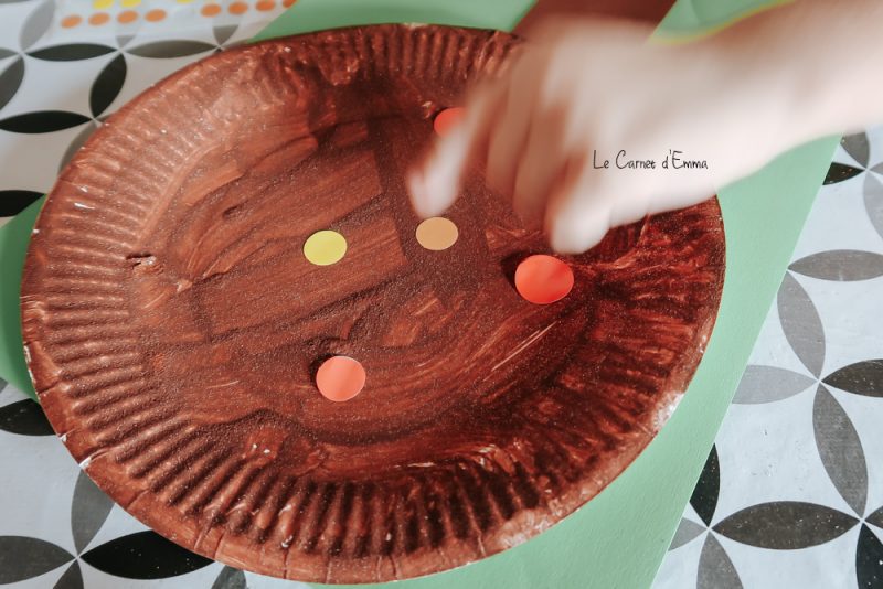 Une idée d'activité manuelle et créative sur le thème de l'automne à faire avec les enfants plus grands et plus petits. Peinture automnale pour fabriquer un arbre avec une assiette en carton et des gommettes