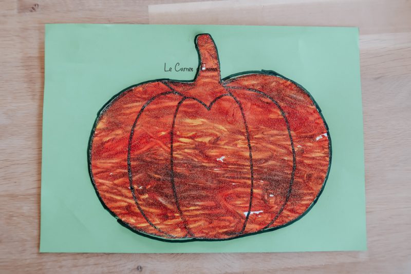 Une idée d'activité manuelle et créative sur le thème de l'automne à faire avec les enfants plus grands et plus petits. Peinture automnale d'une citrouille avec des marrons