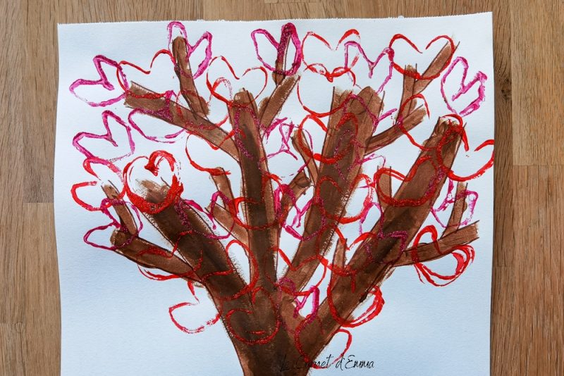 Activité manuelle sur le thème de la saint valentin. Activité créative avec de la peinture et un rouleau de papier toilette. Peindre un arbre et des feuilles en forme de coeur pour la fête des amoureux. Bricolage maternelle pour les grands et les petits.