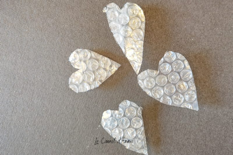 Activité manuelle sur le thème de la saint valentin. Activité créative avec du papier bulle pour créer des ballons pour la fête des amoureux. Bricolage maternelle pour les grands et les petits.
