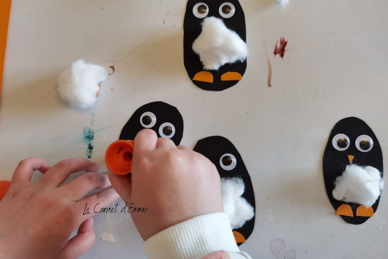 Activité manuelle sur le thème de l'hiver à réaliser avec les enfants plus petits ou plus grands. Activité créative et bricolage maternelle avec du coton et du collage.