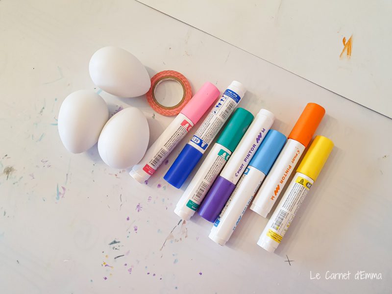 matériel pour l'activité : œufs en plastique, masking tape et feutres pintor
