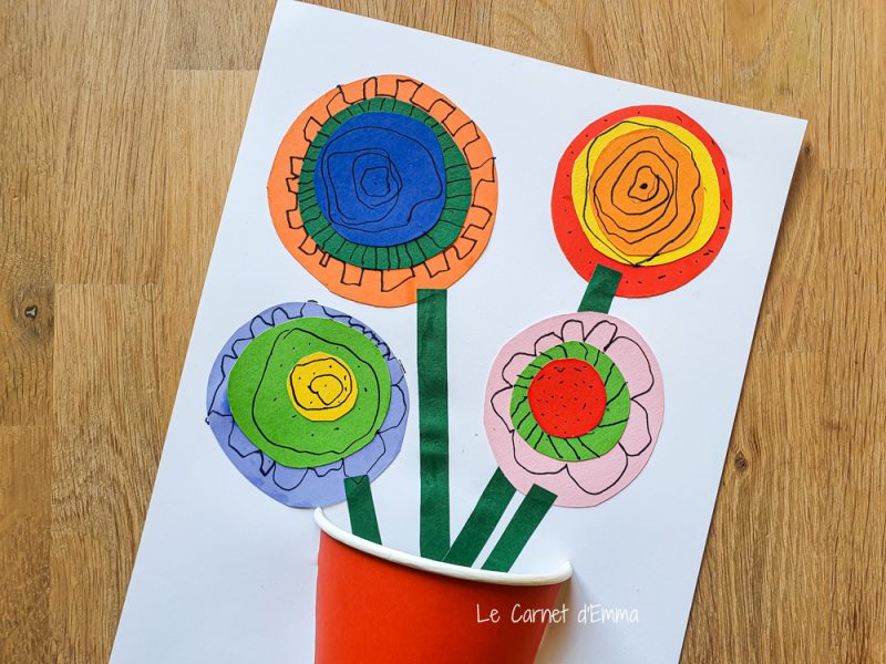 activité manuelle pour les enfants. Création d'un bouquet de fleurs avec un gobelet et des feuilles en papier colorées. Activité colorée et fun sur le thème du printemps