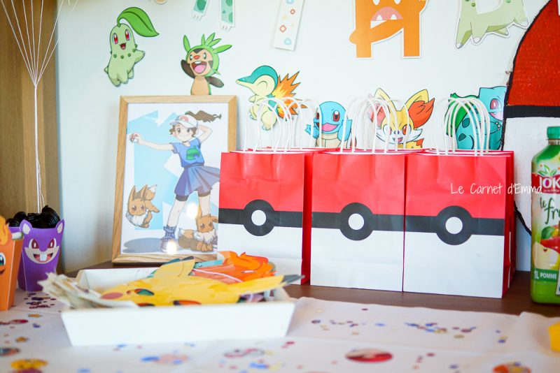 décoration anniversaire enfant thème pokémon, pikachu pokéball