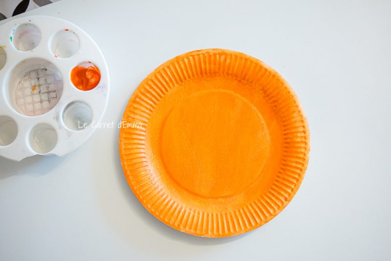 Peindre l'assiette en orange comme une citrouille