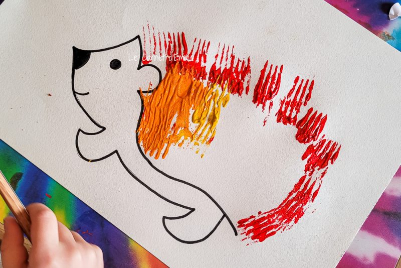 l'enfant peint les pics de l'hérisson avec une fourchette