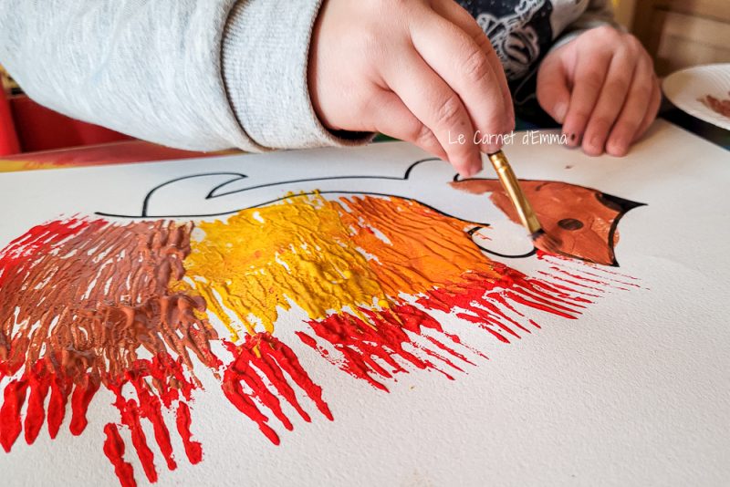 L'enfant peint le corps de l'hérisson en marron