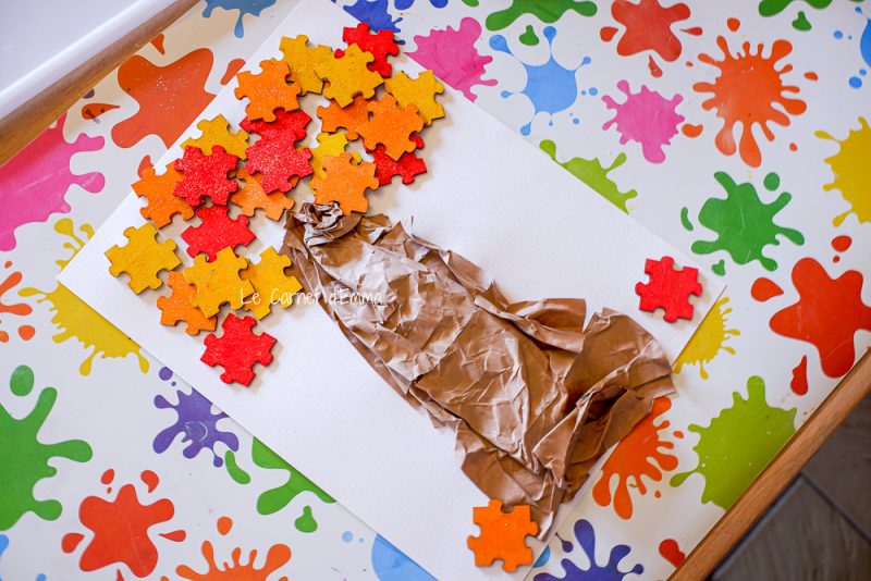 coller les pièces de puzzle peinte pour former les feuilles de l'arbre d'automne