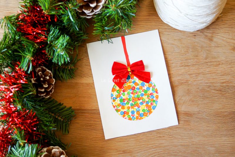 Une carte de voeux avec une boule de Noël aux cotons tiges