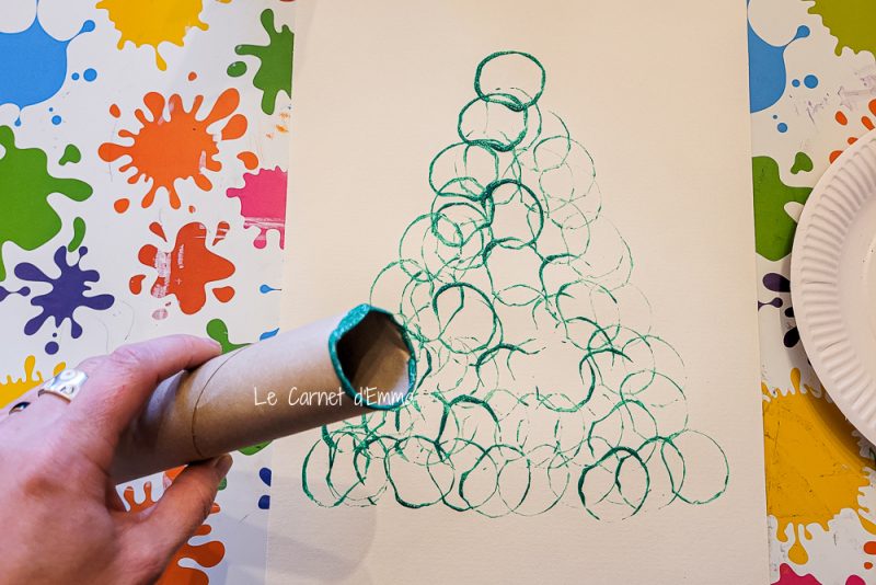 Activité manuelle sur le thème de Noël avec un sapin de noël peint avec des rouleaux de papier toilette - Etape de l'activité