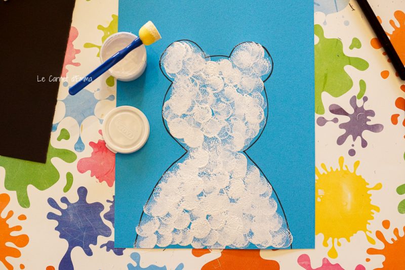 Peindre l'intérieur de l'ourson à la peinture blanche avec un tampon