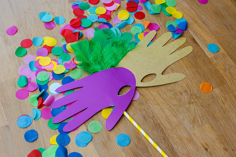 Un masque pour le Carnaval avec des empreintes de mains
