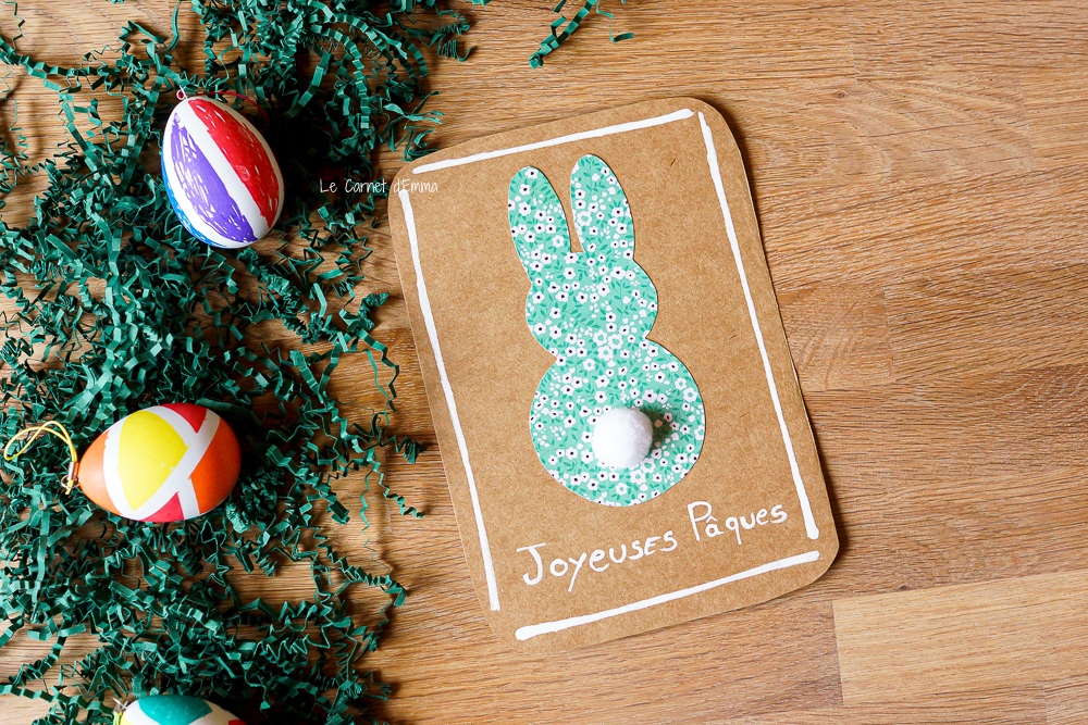 une carte de voeux pour Pâques avec un lapin à feuille à motif