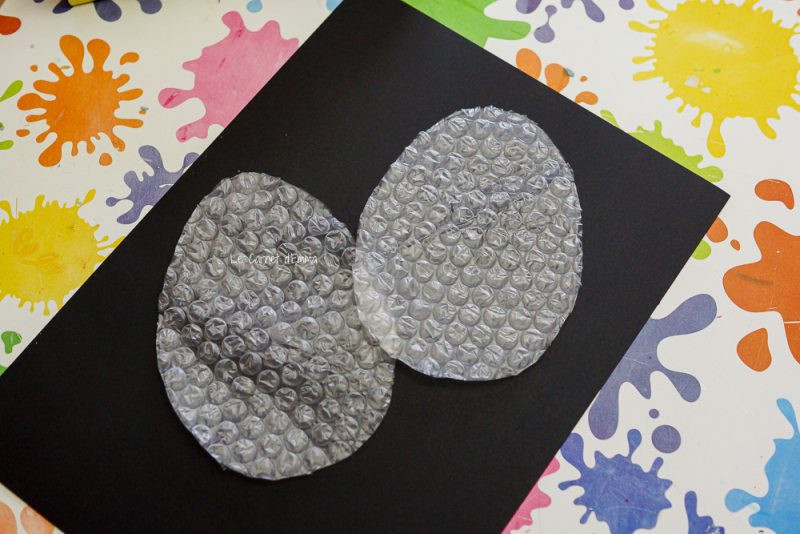 Découpez des formes d'oeufs dans du papier bulle
