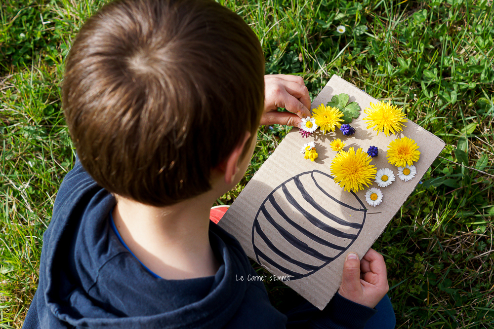 au cours d'une sortie en forêt ou jardin mettre des fleurs dans les trous de votre carton pour former votre bouquet de fleurs