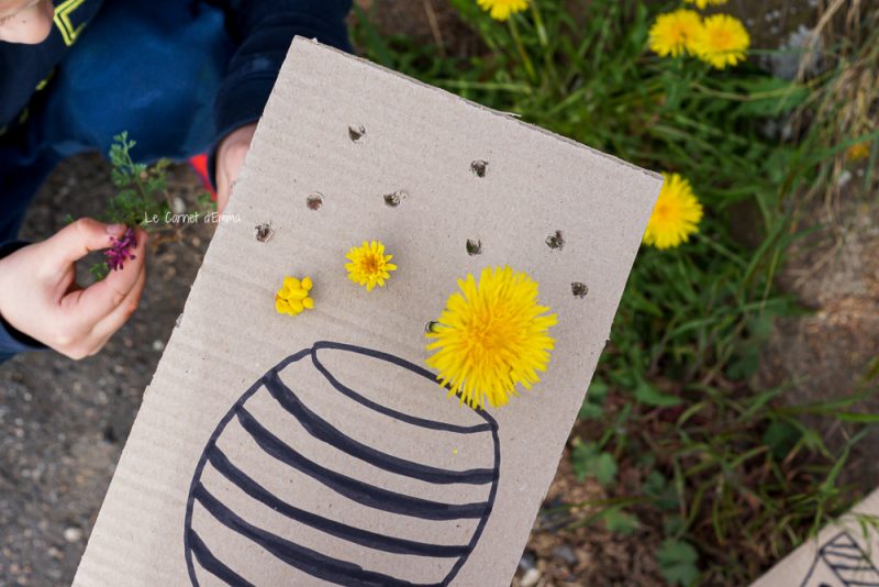 au cours d'une sortie en forêt ou jardin mettre des fleurs dans les trous de votre carton pour former votre bouquet de fleurs dans votre vase en carton
